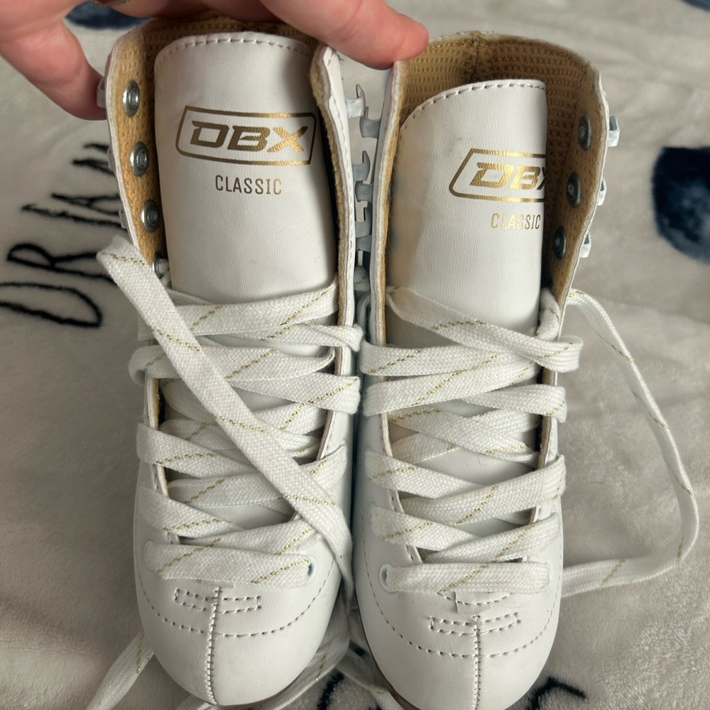 LAST CHANCE!! WILL GIVE AWAY IF UNSOLD!! DSG girls ice skates size 12y